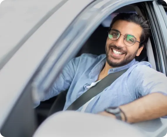 Cliente feliz dirigindo o carro novo