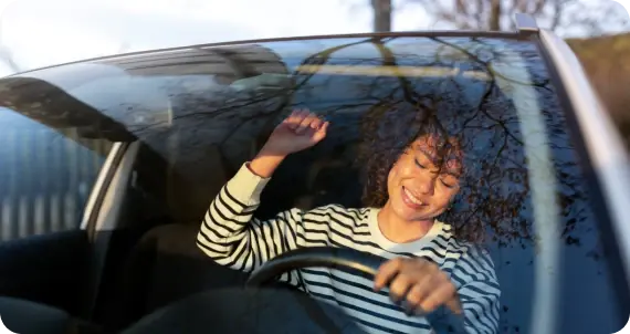 Família feliz no carro novo